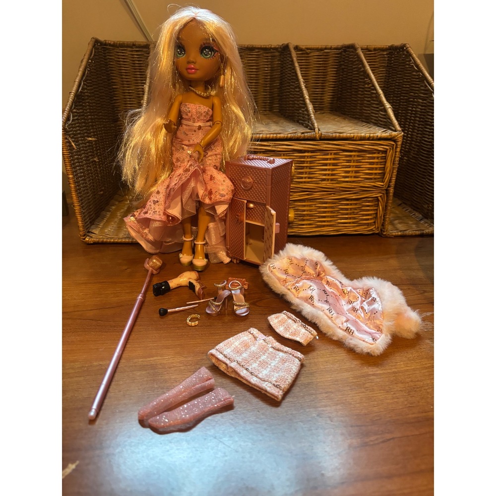 Rainbow High Sabrina St. Cloud Rainbow Vision Doll Rose Gold Accessories Set